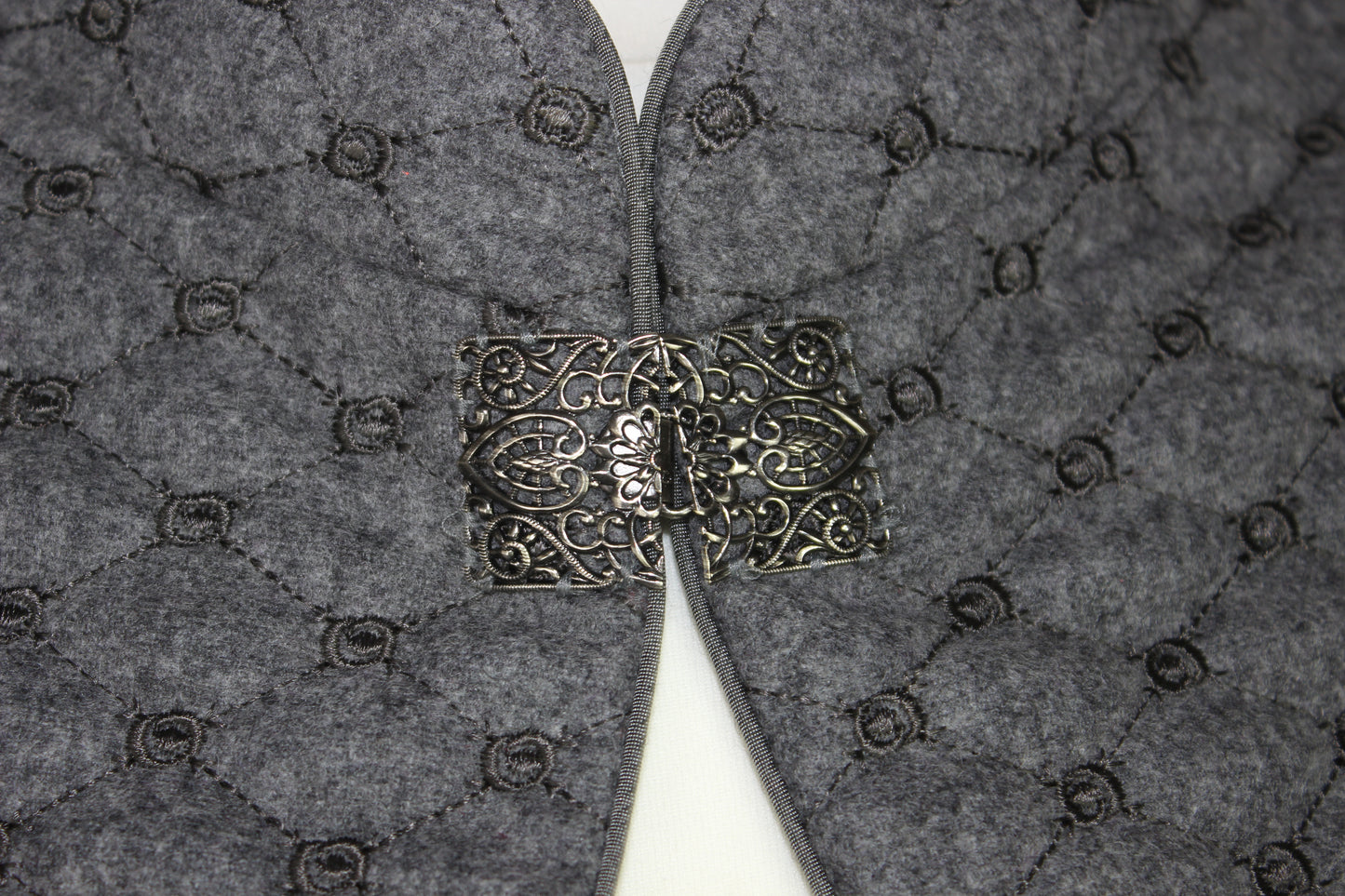 Erbstücke© Wattierter bestickter Loden Dirndl Mantel