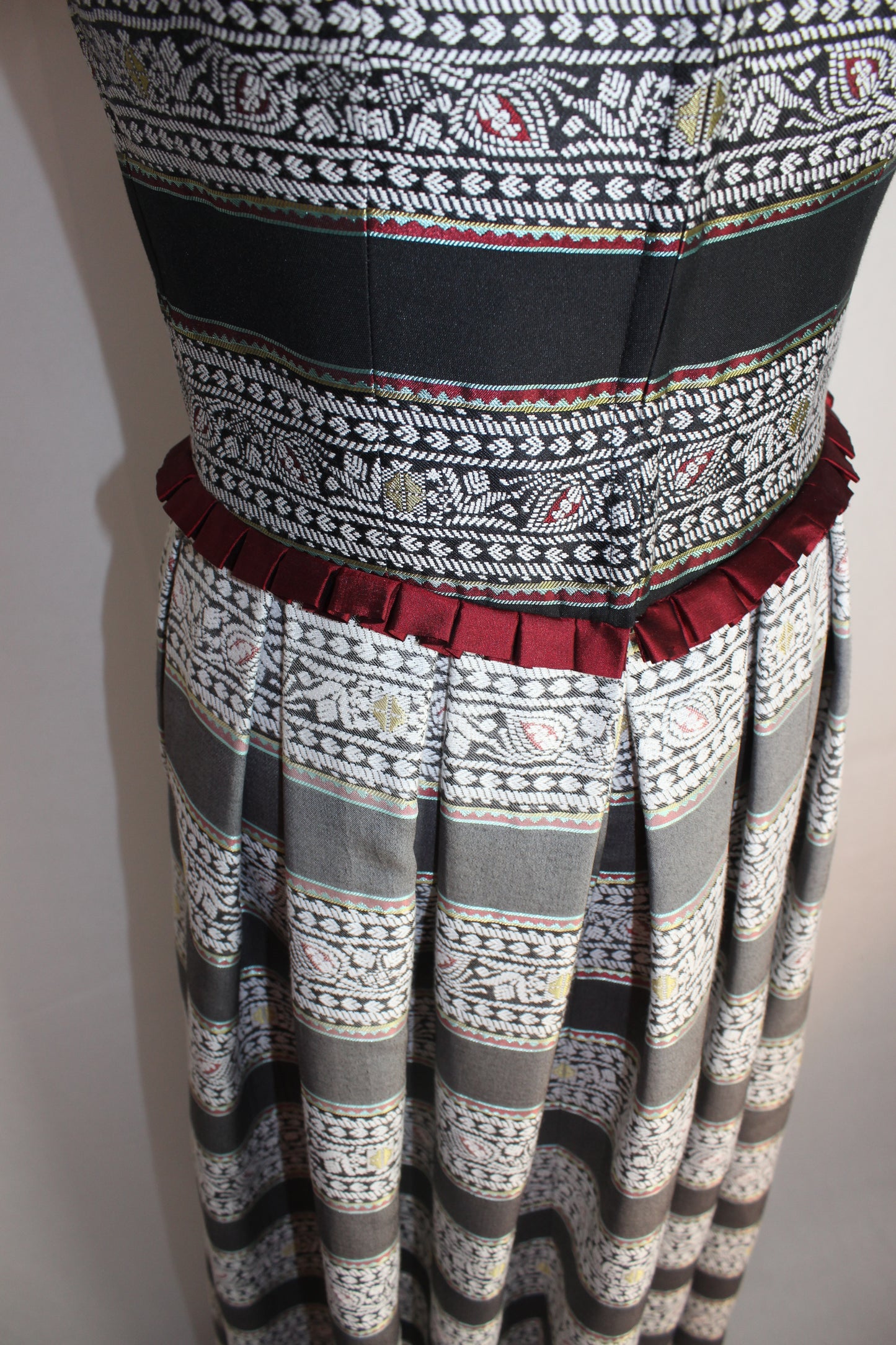 Erbstücke© Dirndl Mandrel