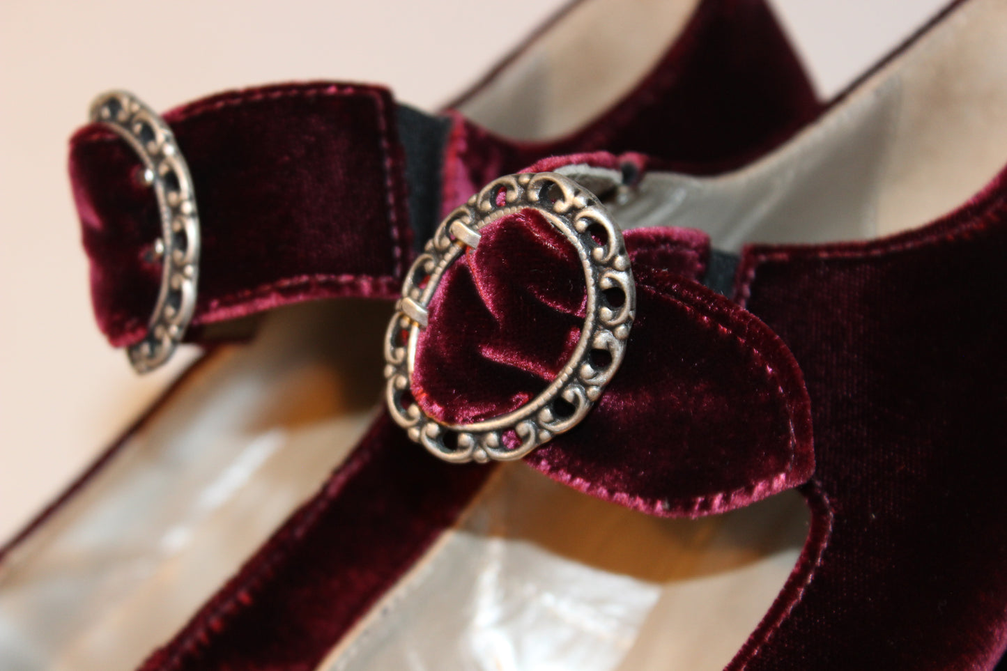 Dirndl + Bua Pumps Bordeaux Samt